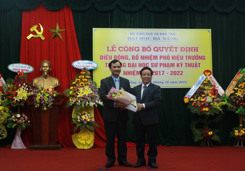 PGS. TS. Nguyễn Ngọc Vũ - Giám đốc ĐHĐN tặng hoa chúc mừng PGS.TS. Võ Trung Hùng.