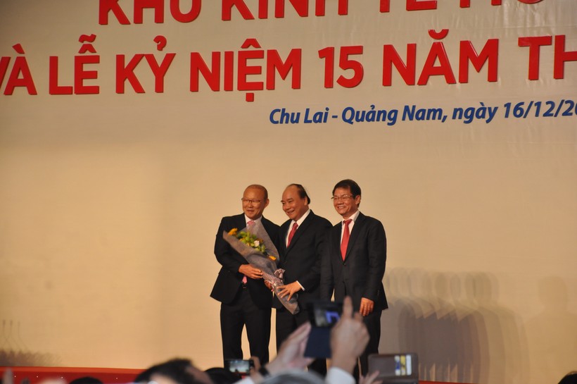 Thủ tướng Nguyễn Xuân Phúc, ông Trần Bá Dương tặng hoa huấn luận viên Park Hang-Seo.