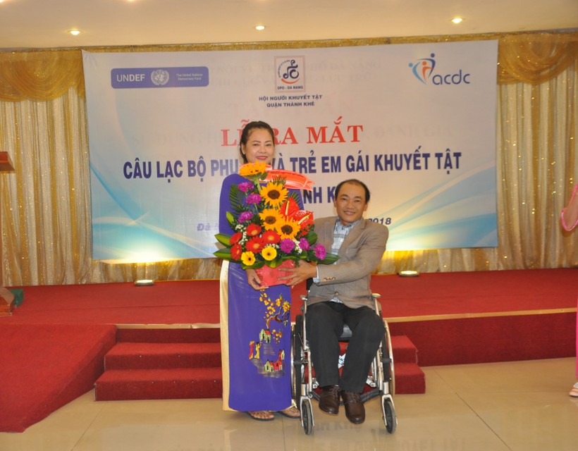 Ông Trường Công Nghiêm – Chủ tịch Hội người khuyết tật thành phố Đà Nẵng tặng hoa chúc mừng Câu lạc bộ.