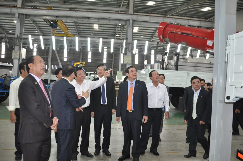 Nguyên Chủ tịch nước Trường Tấn Sang, cùng lãnh đạo tỉnh Quảng Nam tham quan các phân xưởng sản xuất Thaco.