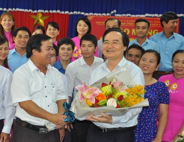 Bộ trưởng gặp gỡ và làm việc với đội ngũ giáo viên Trường THPT Nguyễn Văn Cừ xã Quế Phú, huyện Quế Sơn - Quảng Nam.