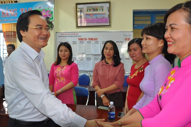 Bộ trưởng Phùng Xuân Nhạ trò chuyện, chia sẻ cùng các thầy cô giáo