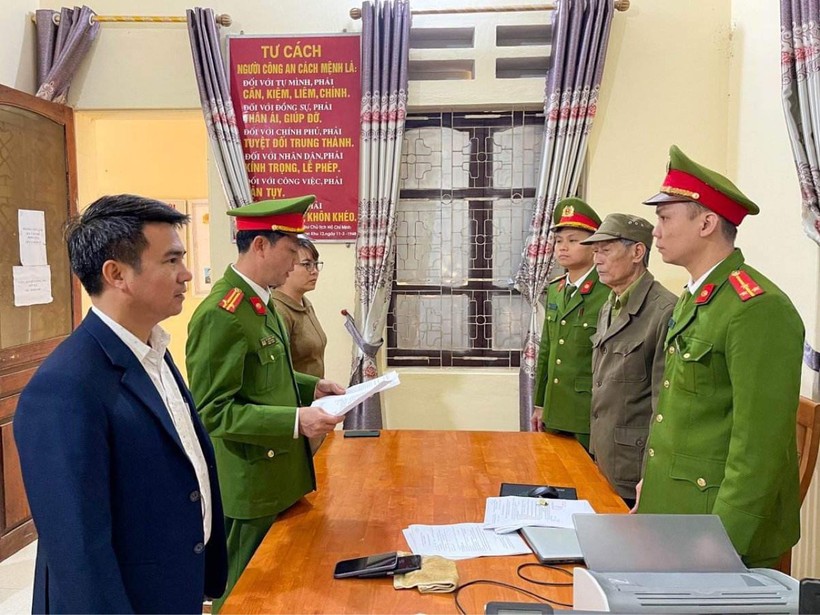 Cơ quan chức năng khởi tố nguyên trưởng thôn Hợp Thành - Trần Đình Đương (mặc quần áo màu xám).