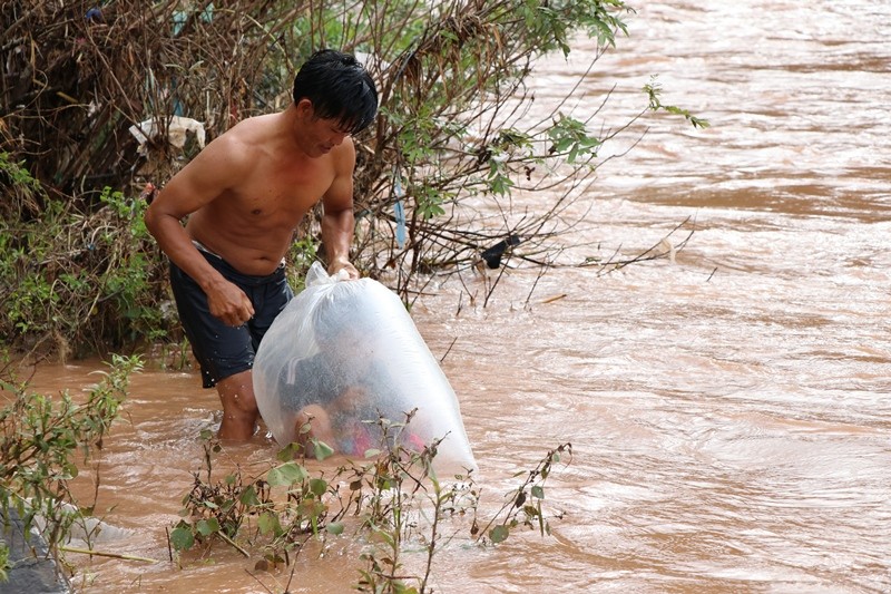Học sinh qua suối bằng tú nilon, Chủ tịch UBND tỉnh Điện Biên chỉ đạo xây cầu