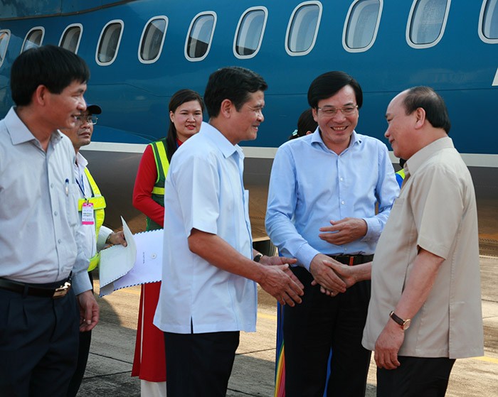Thủ tướng Chính phủ Nguyễn Xuân Phúc (ngoài cùng bên phải) trong một chuyến lên thăm và làm việc tại Điện Biên 