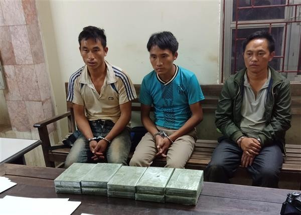 Nổ súng khống chế 3 đối tượng vận chuyển 10 bánh heroin tại Sơn La  ​