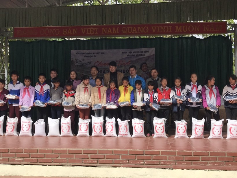 Trao 1.800 suất quà cho học sinh vùng cao nghèo Điện Biên Đông  ​