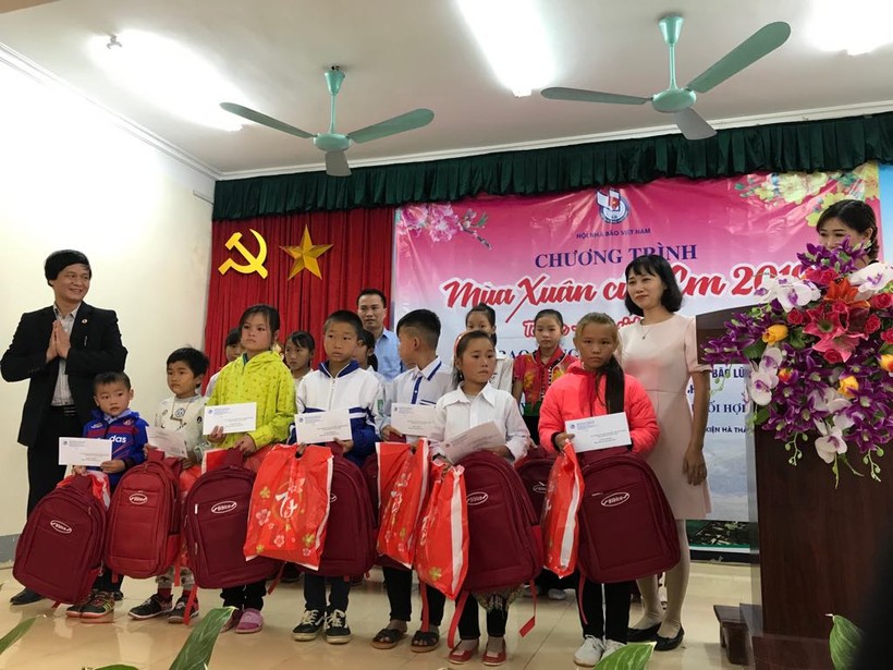 Hội Nhà báo Việt Nam trao quà tết cho học sinh nghèo tỉnh Điện Biên