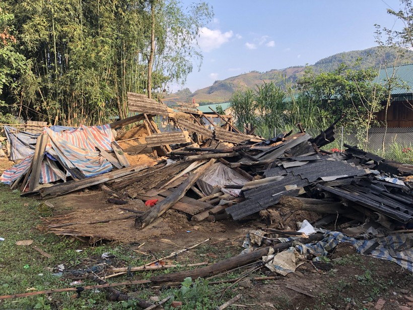 Ngôi nhà của người dân bản Cáp, thị trấn Tủa Chùa bị đổ sập hoàn toàn