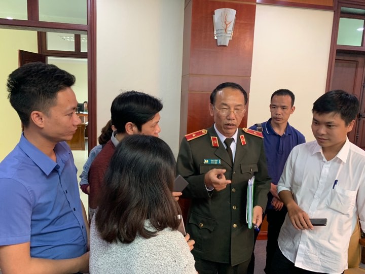 Thiếu tướng Sùng A Hồng, GĐ Công an tỉnh Điện Biên (đứng giữa) trả lời báo chí
