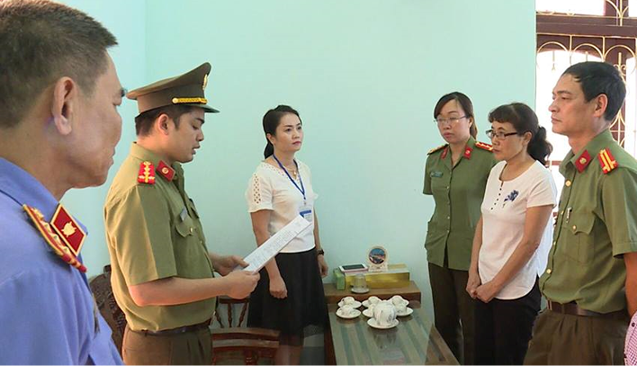 Cơ quan ANĐT CA tỉnh Sơn La đọc lệnh bắt đối tượng liên quan đến vụ gian lận điểm thi