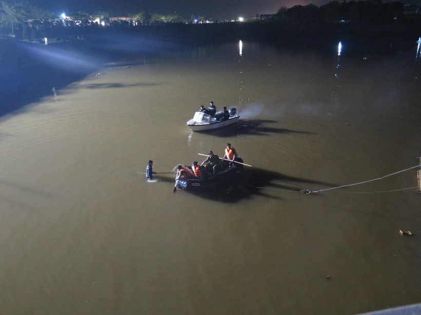 Cán bộ chiến sỹ Công an tỉnh Điện Biên, Công an Tp Điện Biên Phủ tham gia tìm kiếm ô tô mất tích trong đêm