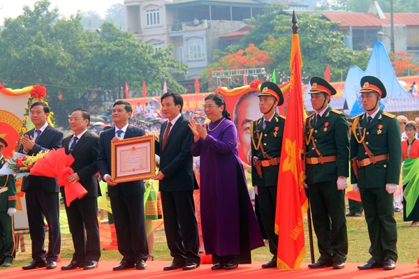 Đồng chí Tòng Thị Phóng, Phó chủ tịch Thường trực Quốc hội trao tặng Huân chương Độc lập Hạng Nhất cho Đảng bộ, Chính quyền và Nhân dân các dân tộc tỉnh Điện Biên