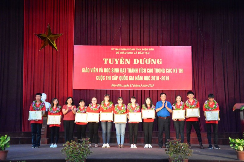 Bà Giàng Thị Hoa, PCT HĐND tỉnh Điện Biên (thứ 3 bên trái) và ông Nguyễn Văn Kiên (áo xanh) trao thưởng cho học sinh