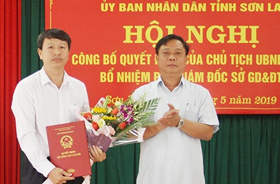 Ông Phạm Văn Thủy (bên phải), PCT.UBND tỉnh Sơn La trao quyết định bổ nhiệm cho ông Nguyễn Văn Chiến