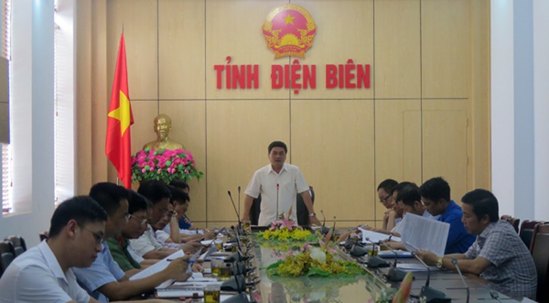 Ông Lê Văn Quý, Phó Chủ tịch UBND tỉnh (đứng giữa) chủ trì họp BCĐ