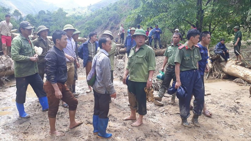 Ông Vừ A Bằng (thứ 2 bên phải), Bí thư huyện ủy Điện Biên Đông tại hiện trường, chỉ đạo các lực lượng tìm kiếm cứu nạn và động viên gia đình thiệt hại
