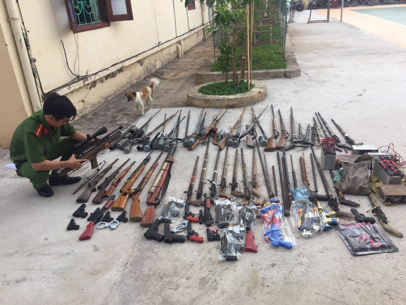 Cán bộ Công an huyện Mường Nhé kiểm kê vũ khí do nhân dân giao nộp.