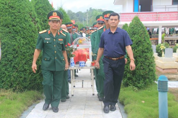 Điện Biên: An táng 12 hài cốt liệt sỹ quân tình nguyện Việt Nam hy sinh tại Lào