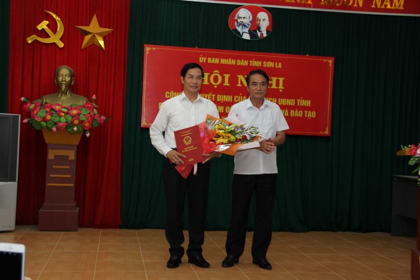Ông Nguyễn Huy Hoàng (bên trái) nhận Quyết định điều động của UBND tỉnh Sơn La