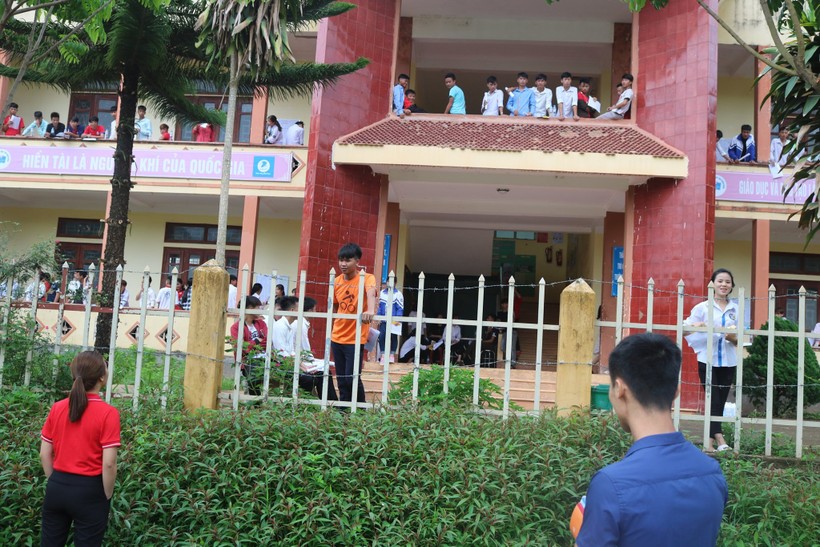 Các thầy cô ở Trường THPT Nậm Pồ, huyện Nậm Pồ, Điện Biên căn dặn dò thí sinh trước giờ thi ngày thi đầu tiên. Ảnh: Giang Hoàng.