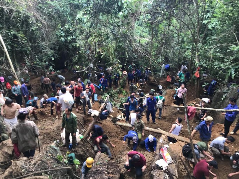 Hàng trăm người đổ xô lên rừng đào đá (Ảnh internet)