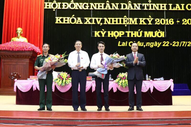 Ông Hà Trọng Hải (thứ 2 bên phải) nhận hoa chúc mừng
