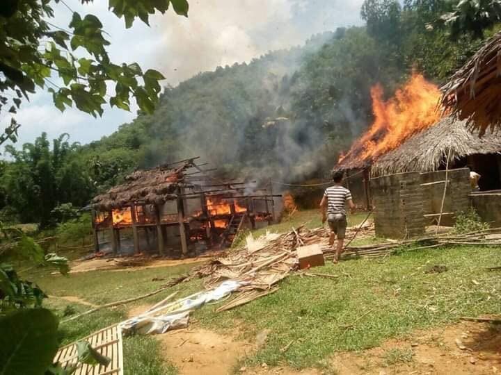 Yên Bái: Giữa trưa nóng, nhà hộ nghèo bị cháy rụi
