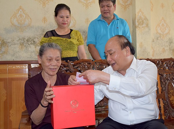 Thủ tướng Nguyễn Xuân Phúc thăm và tặng quà các gia đình chính sách tại Yên Bái