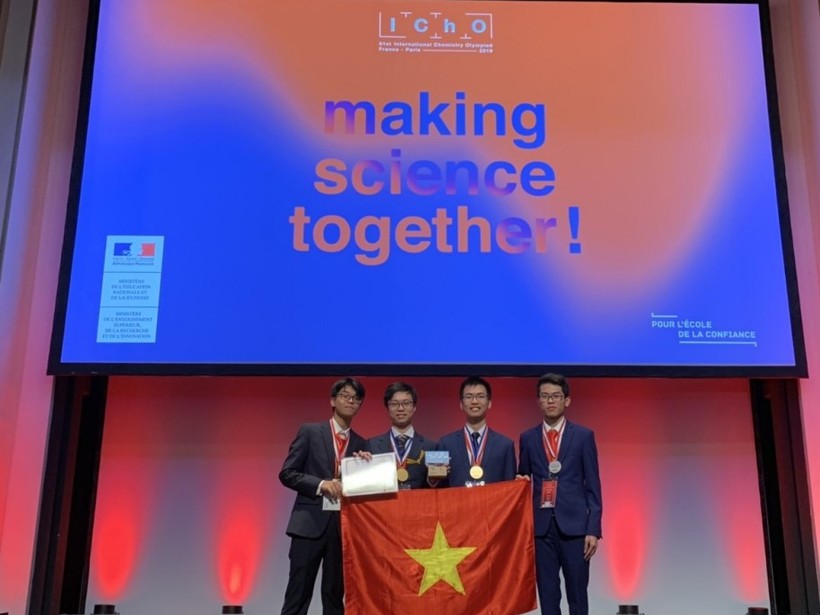 Nguyễn Đình Hoàng cùng các thành viên đội tuyển Việt Nam tại lễ nhận giải (Ảnh: internet)
