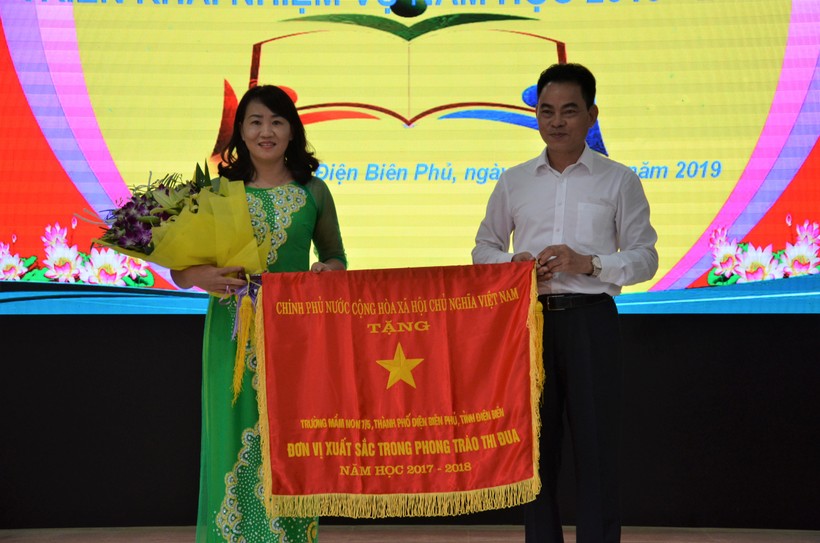 Trường Mầm non 7/5 vinh dự đón nhận cờ thi đua của Chính phủ