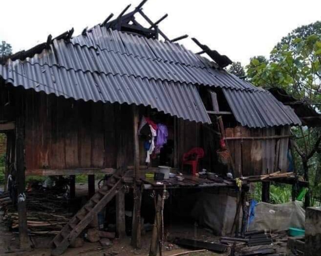 Một ngôi nhà ở xã Gia Hội, huyện Văn Chấn bị tốc mái