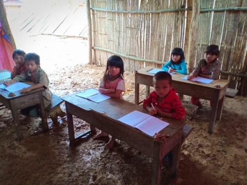 Học sinh ở điểm bản Pá Sập, xã Nậm Pì, huyện Nậm Nhùn chân trần dưới lớp bùn nhão để học bài.