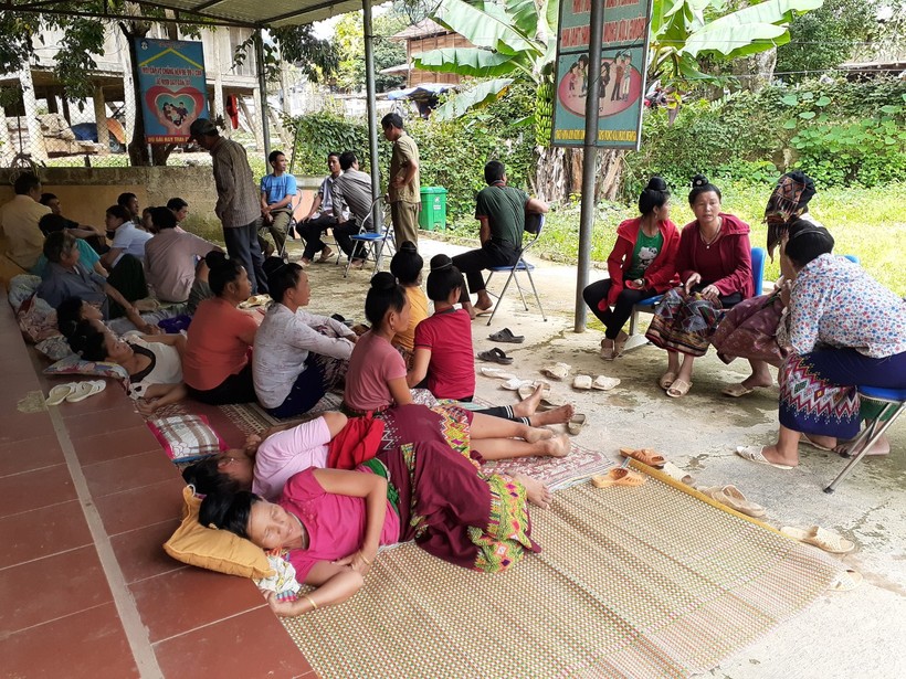Sáng 6/9, khoảng 30 người vẫn nằm la liệt ngoài sân Trạm Y tế xã Mường Lói.