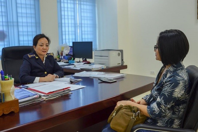Bà Nguyễn Thị Hà, Chánh văn phòng Cục Hải quan Điện Biên (bên trái) trao đổi với phóng viên