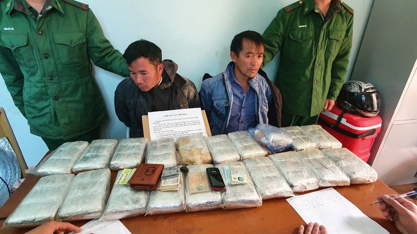 Điện Biên: Bắt giữ hai đối tượng dân tộc Mông vận chuyển trái phép 120.000 viên ma túy tổng hợp xuyên quốc gia