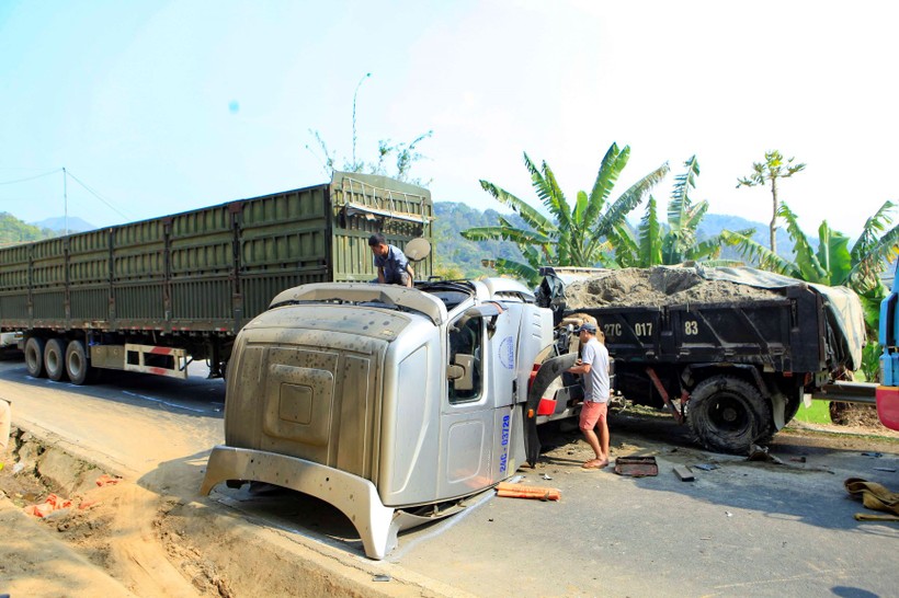 Điện Biên: Đấu đầu xe tải, xe đầu kéo nát cabin