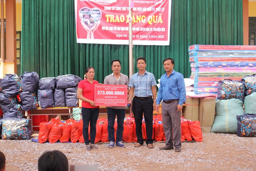 Trao tặng quà cho đại diện lãnh đạo huyện Nậm Pồ, phòng GD&ĐT huyện và hiệu trưởng trường Tiểu học Nậm Nhừ