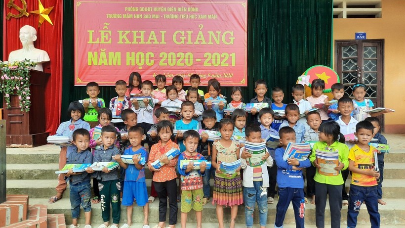 100 bộ SGK lớp 1 được trao tặng cho học sinh nghèo