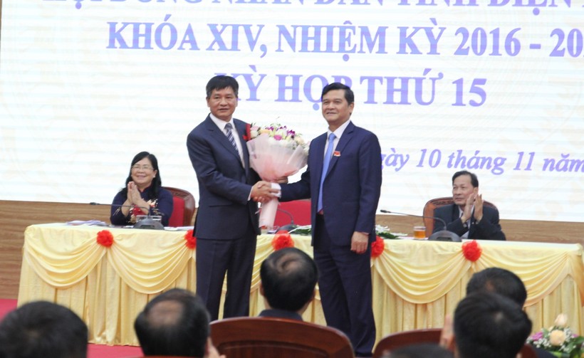 Ông Lê Thành Đô (bên trái) nhận hoa chúc mừng tại kỳ họp
