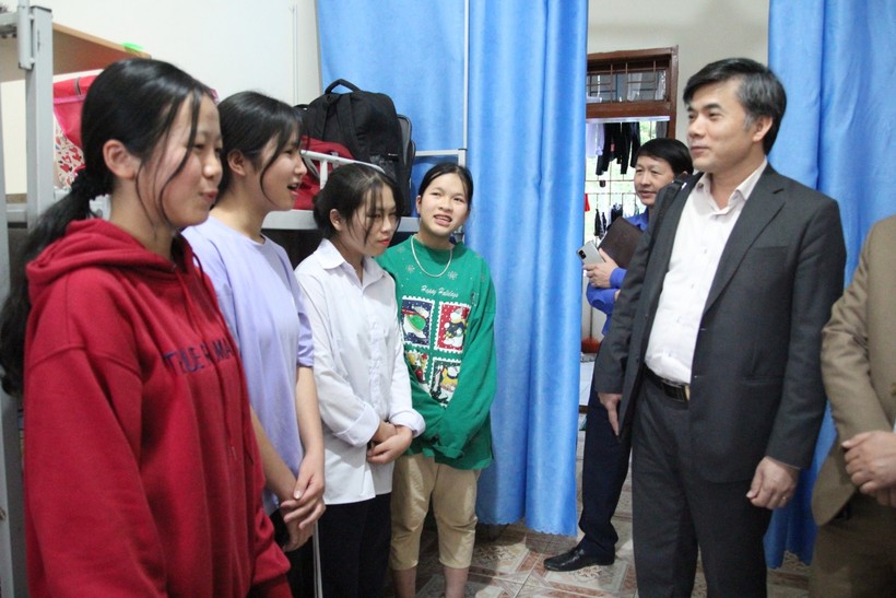 Ông Bùi Văn Linh thăm ký túc xá của học sinh trường Nội trú tỉnh Sơn La.
