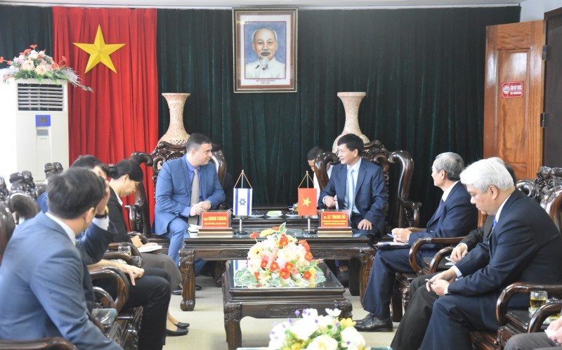 Ông Lê Thành Đô (bên phải) làm việc với Đại sứ đặc mệnh toàn quyền Israel tại Việt Nam.