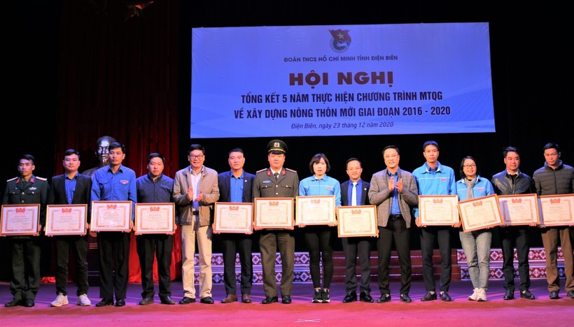 Anh Đặng Thành Huy (thứ 5 từ phải sang) - Bí thư Tỉnh đoàn Điện Biên trao thưởng cho các tập thể, cá nhân có thành tích xuất sắc