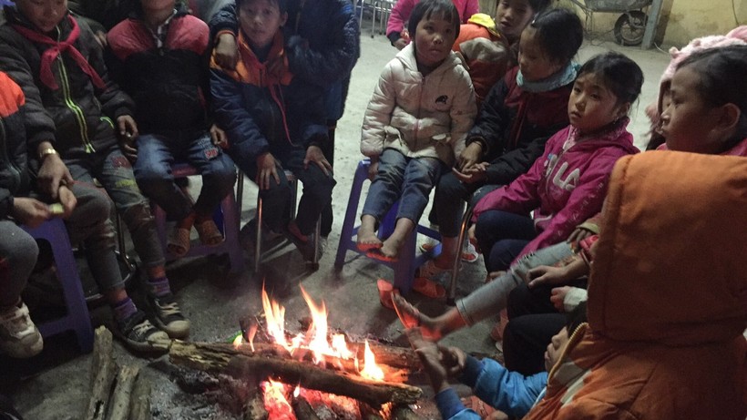 Nhiều trường tổ chức đốt lửa để sưởi ấm cho học sinh
