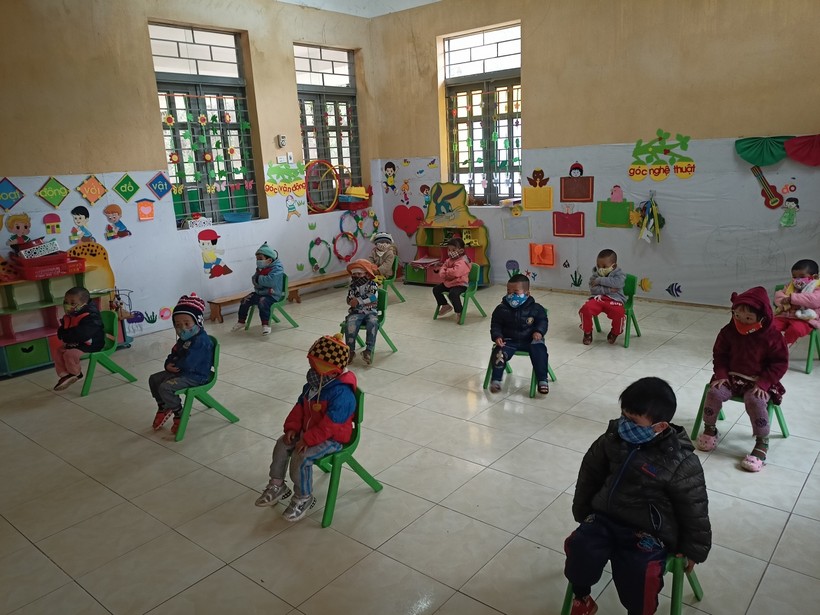 Các trường mầm non ở Nậm Pồ giữ khoảng cách trong lớp học.