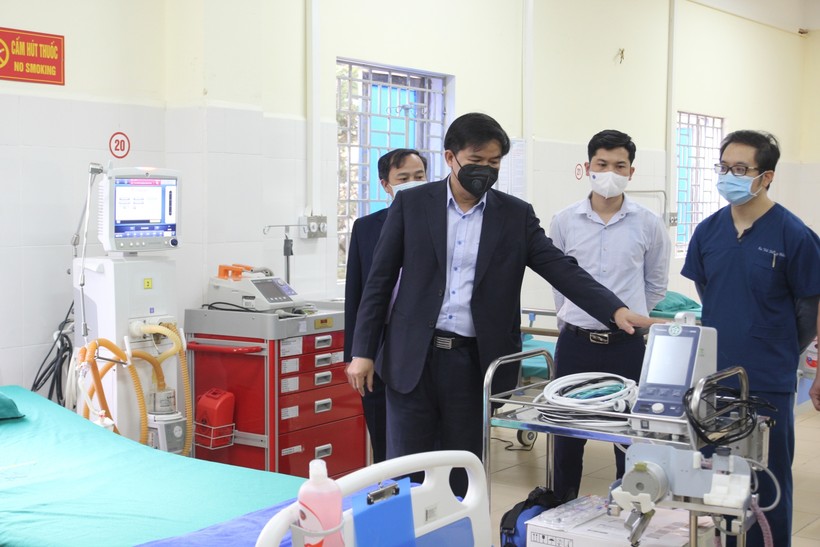 PGS.TS. Đào Xuân Cơ (bên trái) đang giới thiệu các thiết bị y tế mới được trang bị.