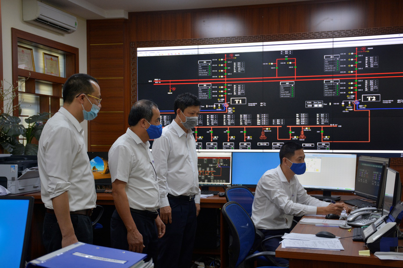 Lãnh đạo Công ty Điện lực Điện Biên kiểm tra hệ thống lưới điện.