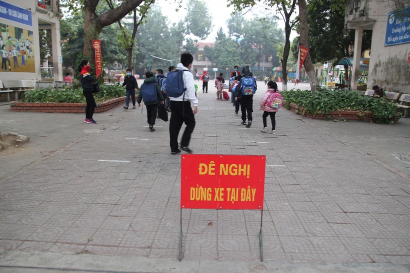 Học sinh Trường Tiểu học Hà Nội - Điện Biên Phủ xếp hàng vào lớp theo quy định