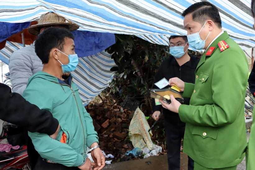 Giàng A Dao (Áo xanh) bị bắt giữ khi đang trên đường vận chuyển ma túy đi tiêu thụ