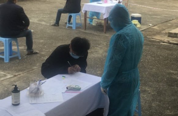 Thực hiện khai báo y tế tự nguyện tại các trạm y tế xã tại Điện Biên.